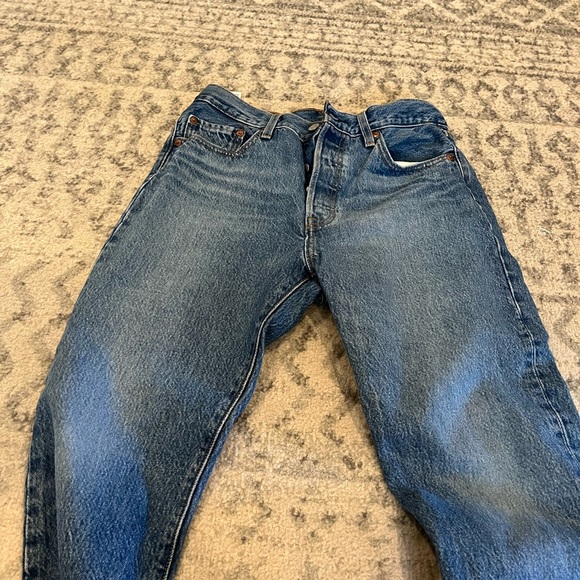 Woman's medium wash Levi jeans - Picture 2 of 8